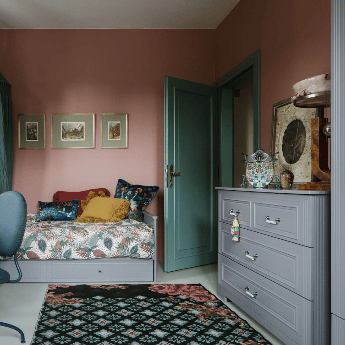 Szeroka szara komoda Bellamy Ines w aranżacji pokoju niemowlęcego