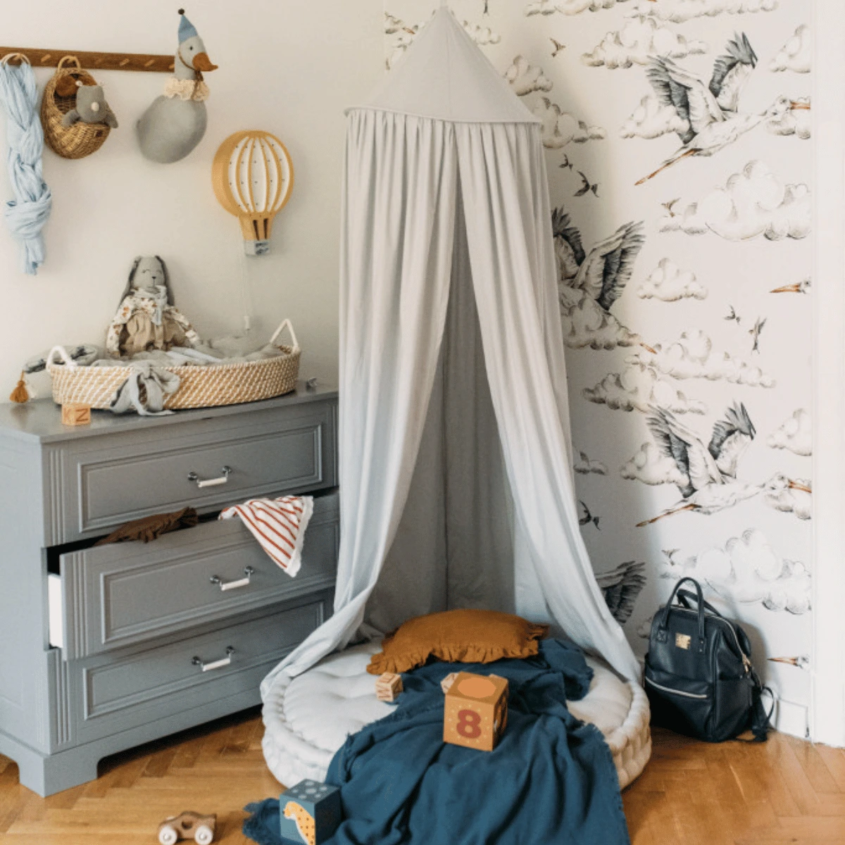 Szara komoda dziecięca w aranżacji pokoju niemowlaka Bellamy Ines