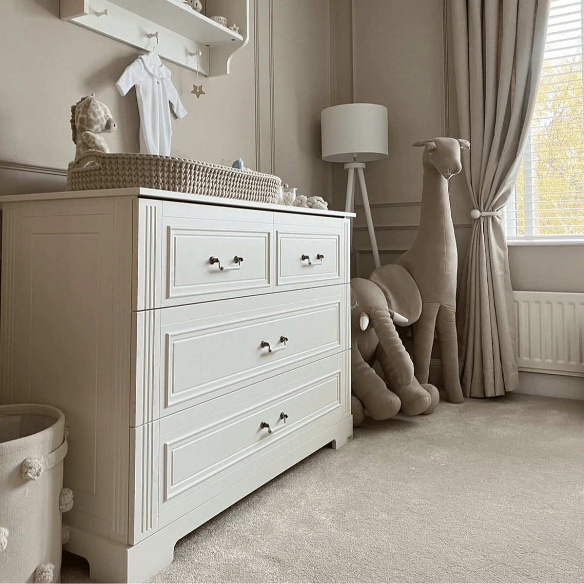 Duża komoda dziecięca 120 cm w pokoju niemowlaka i dziecka