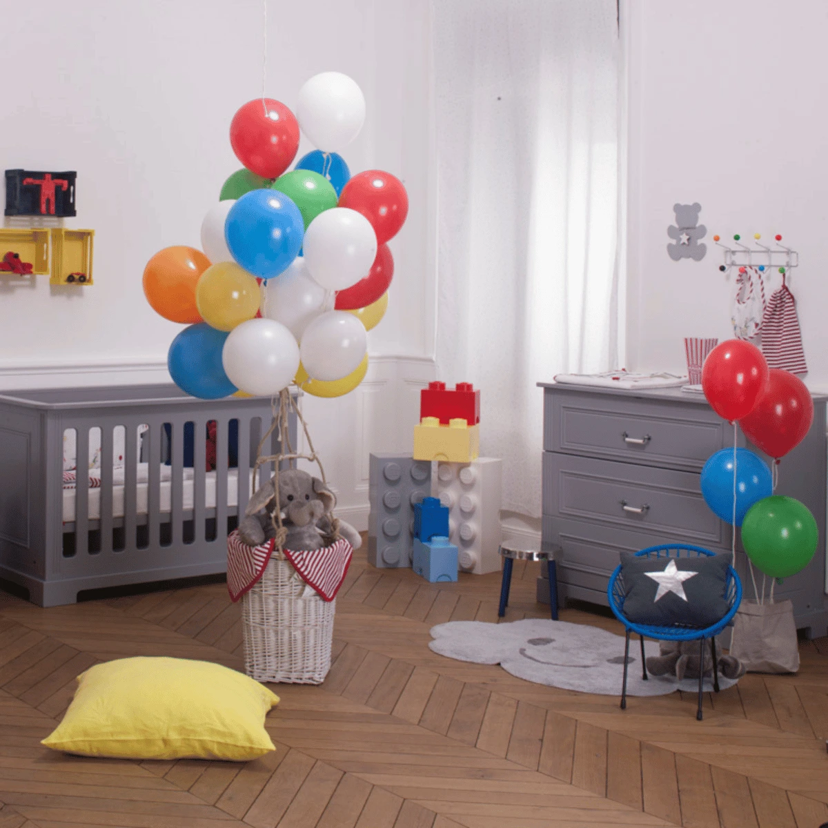 Szara komoda dziecięca Bellamy Ines w aranżacji pokoju dziecka