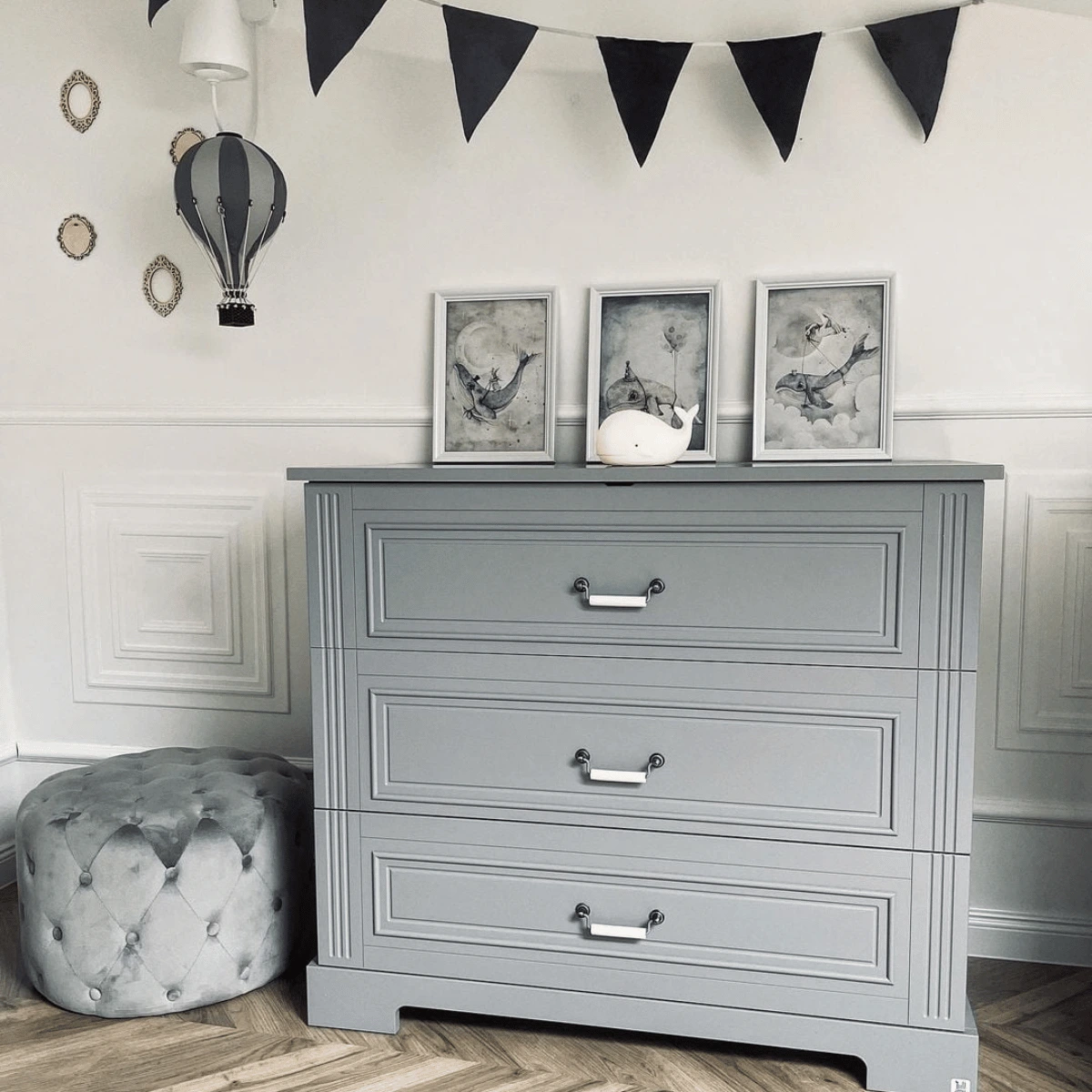 Szara komoda dziecięca Bellamy Ines 3 szuflady do pokoju dziecka z przewijakiem