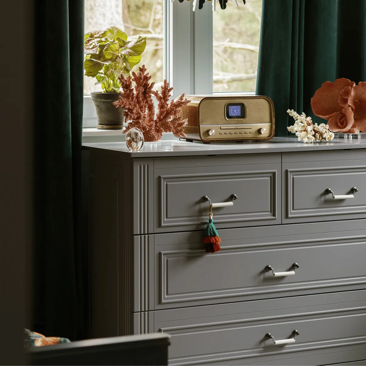 Duża szara komoda dziecięca 120 cm Bellamy Ines z 4 szufladami