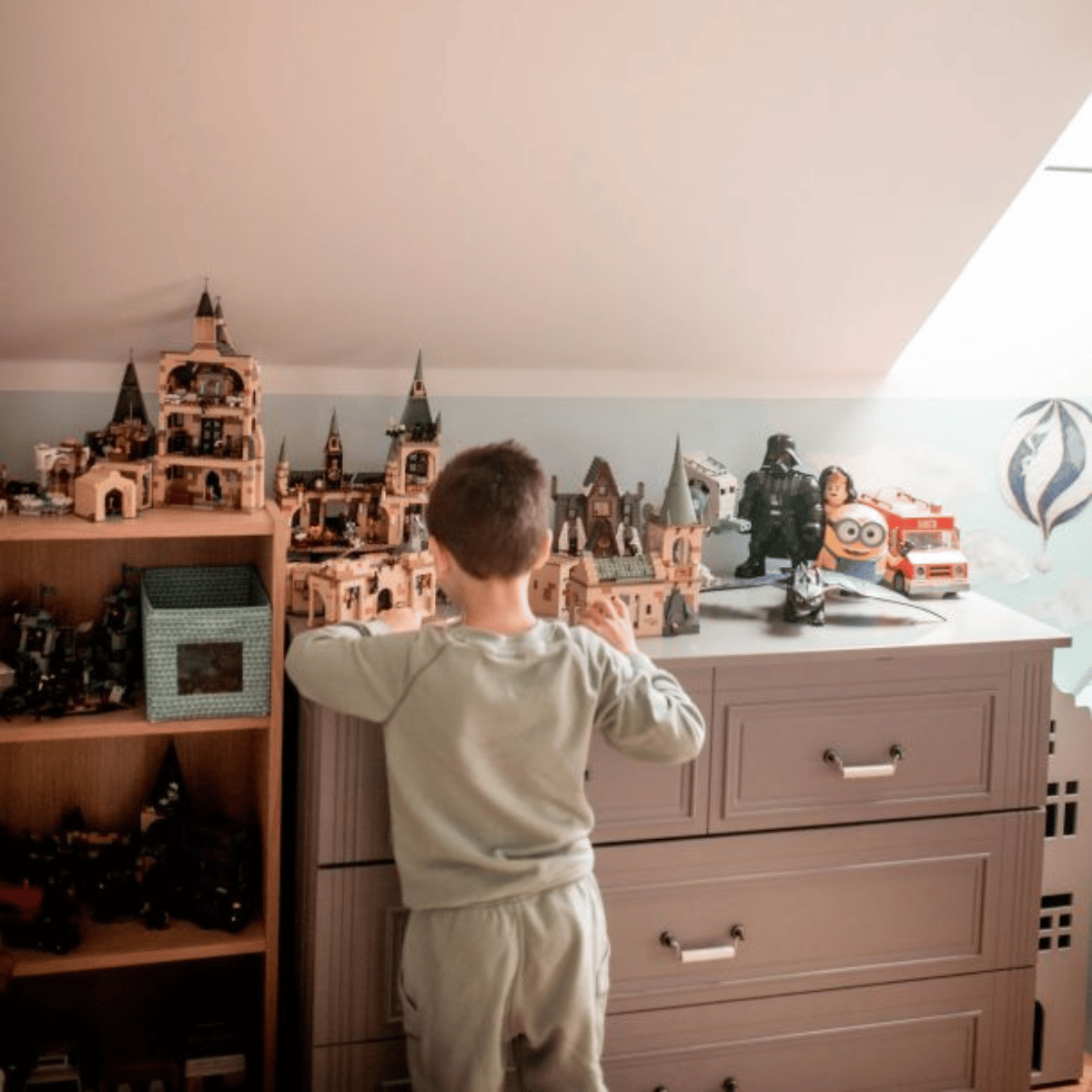 Szara szeroka komoda 120 cm Bellamy Ines w pokoju dziecka