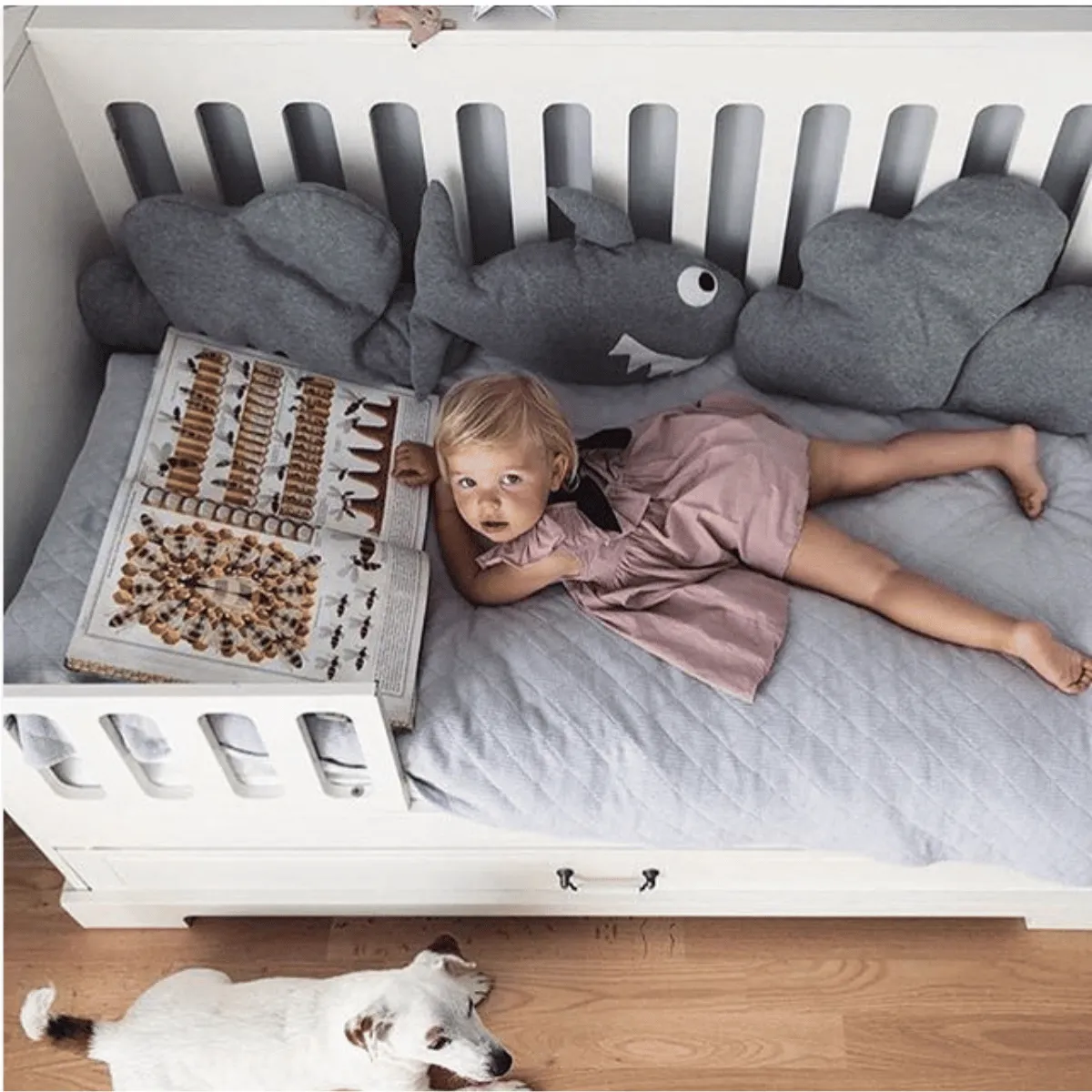 Łóżeczko Bellamy Ines White 70x140 z funkcją tapczanika w pokoju dziecka