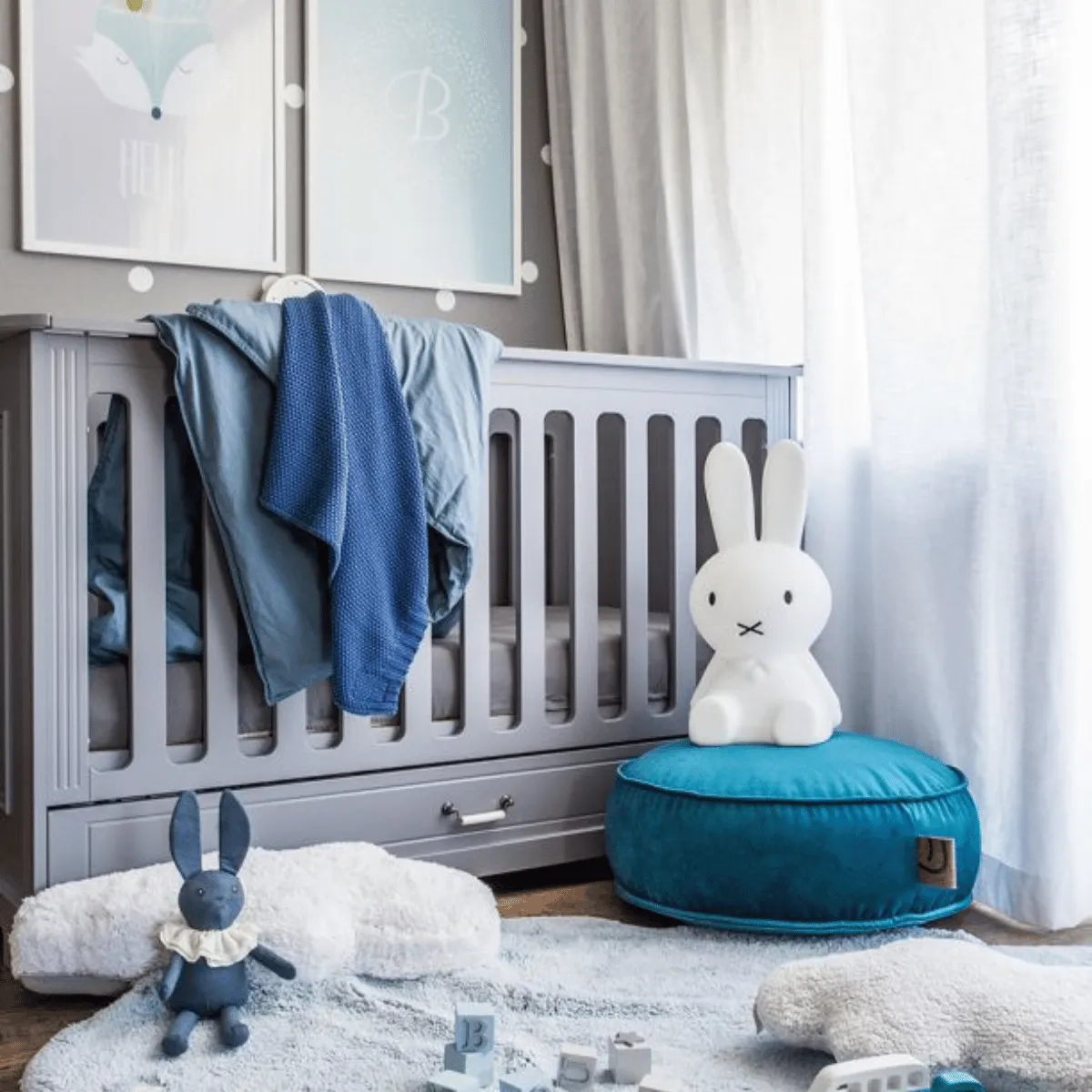 Szare łóżeczko dziecięce 70x140 Bellamy Ines Grey z funkcją tapczanika i szufladą