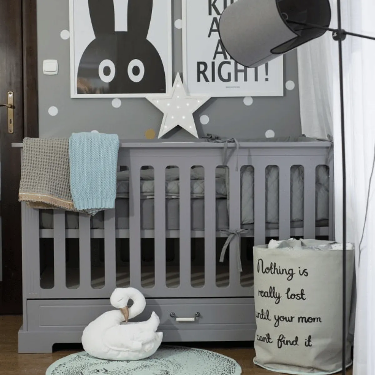 Szare łóżeczko dziecięce 70x140 Bellamy Ines Grey z szufladą i funkcją tapczanika