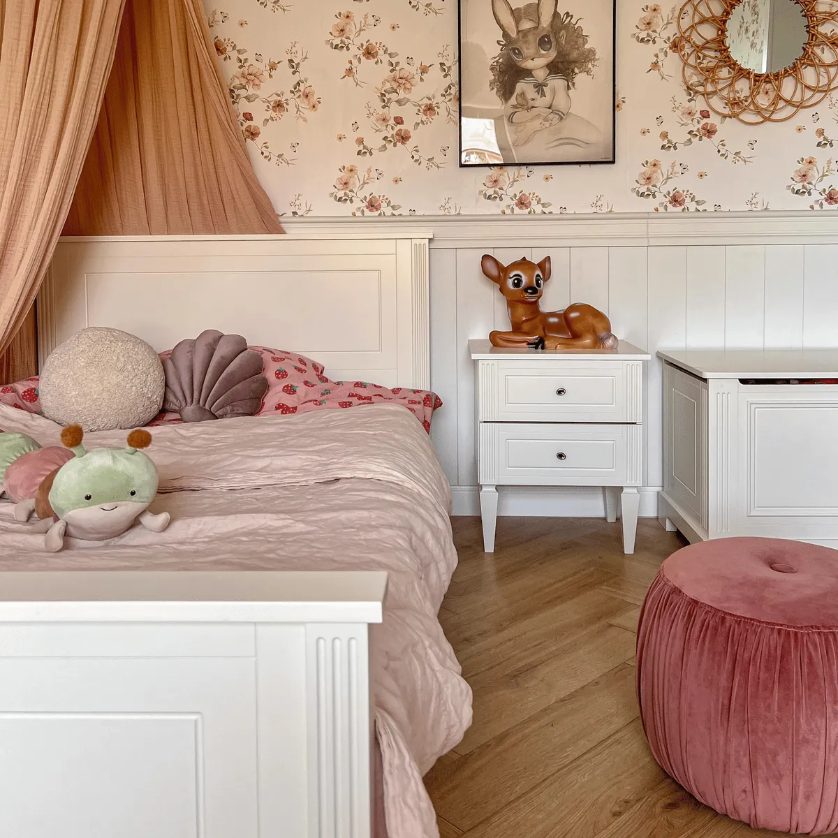 Białe łóżko dziecięce Bellamy Ines White 120x200 w pokoju dziecka