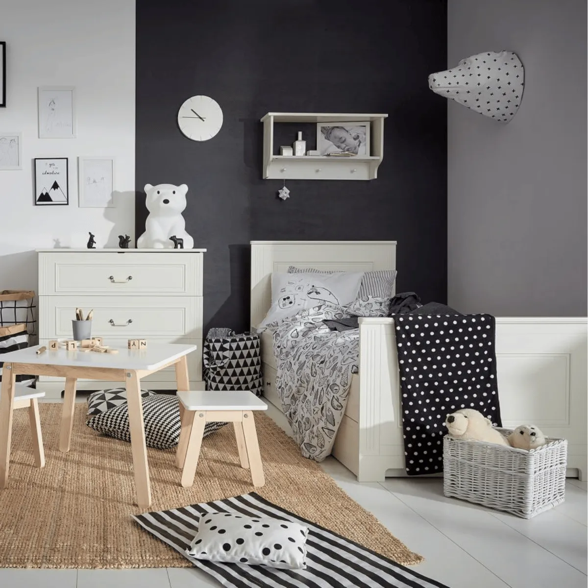 Białe łóżko dziecięce 90x200 z szufladą Bellamy Ines White do pokoju dziecka