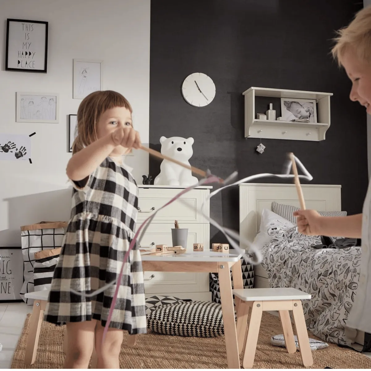 Biała półka do pokoju dziecka Bellamy Ines White z 3 wieszakami