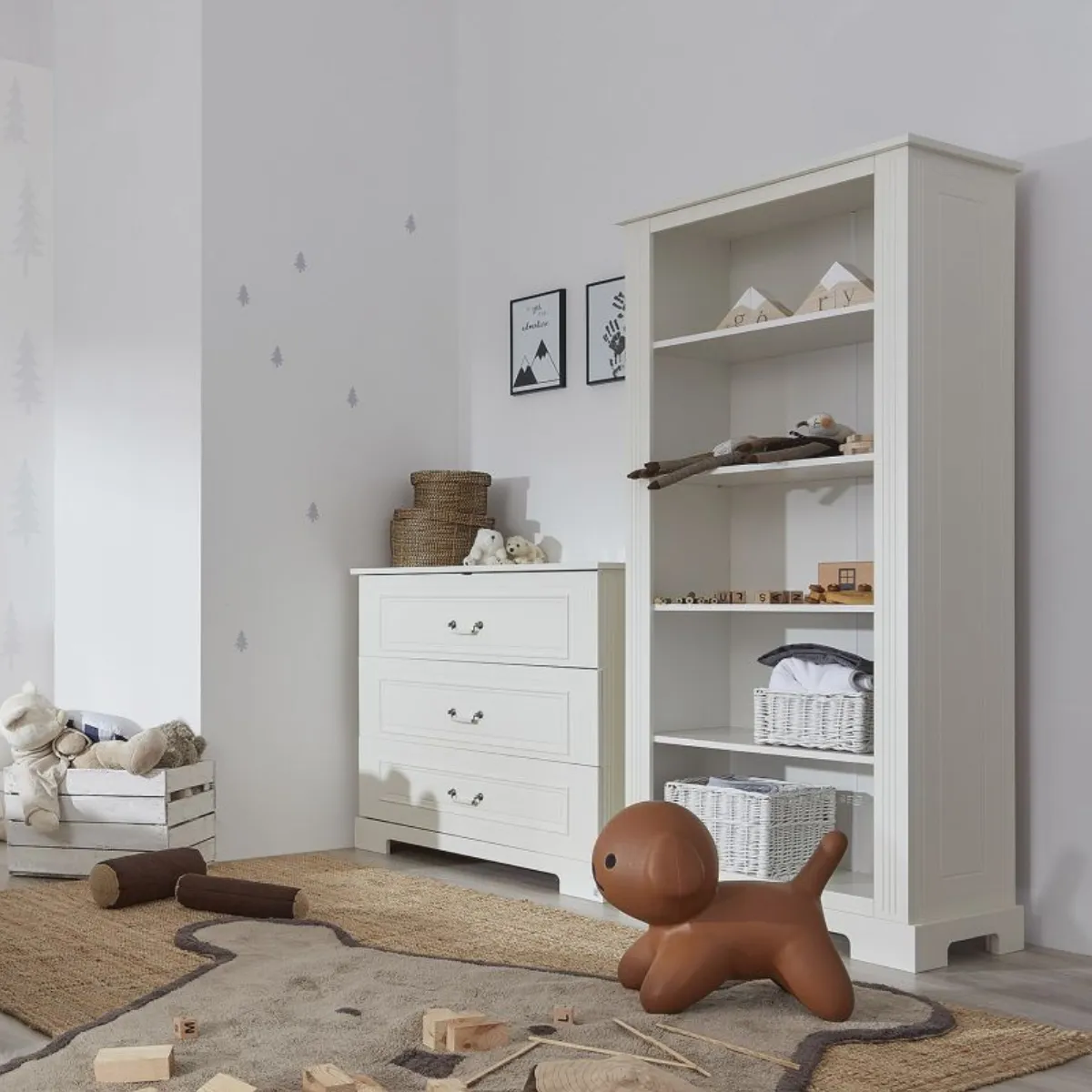 Biały regał do pokoju dziecięcego Bellamy Ines aranżacja