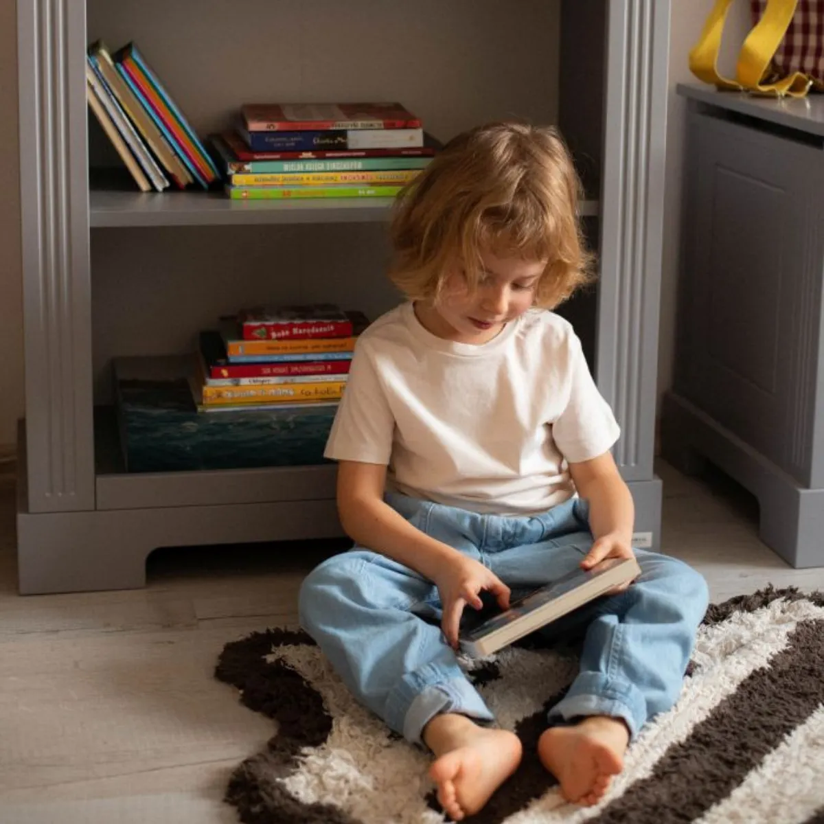 Szary regał do pokoju dziecięcego Bellamy Ines aranżacja