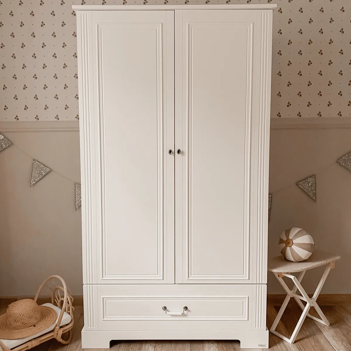 Wnętrze białej szafy dziecięcej Bellamy Ines White półki drążek szuflada