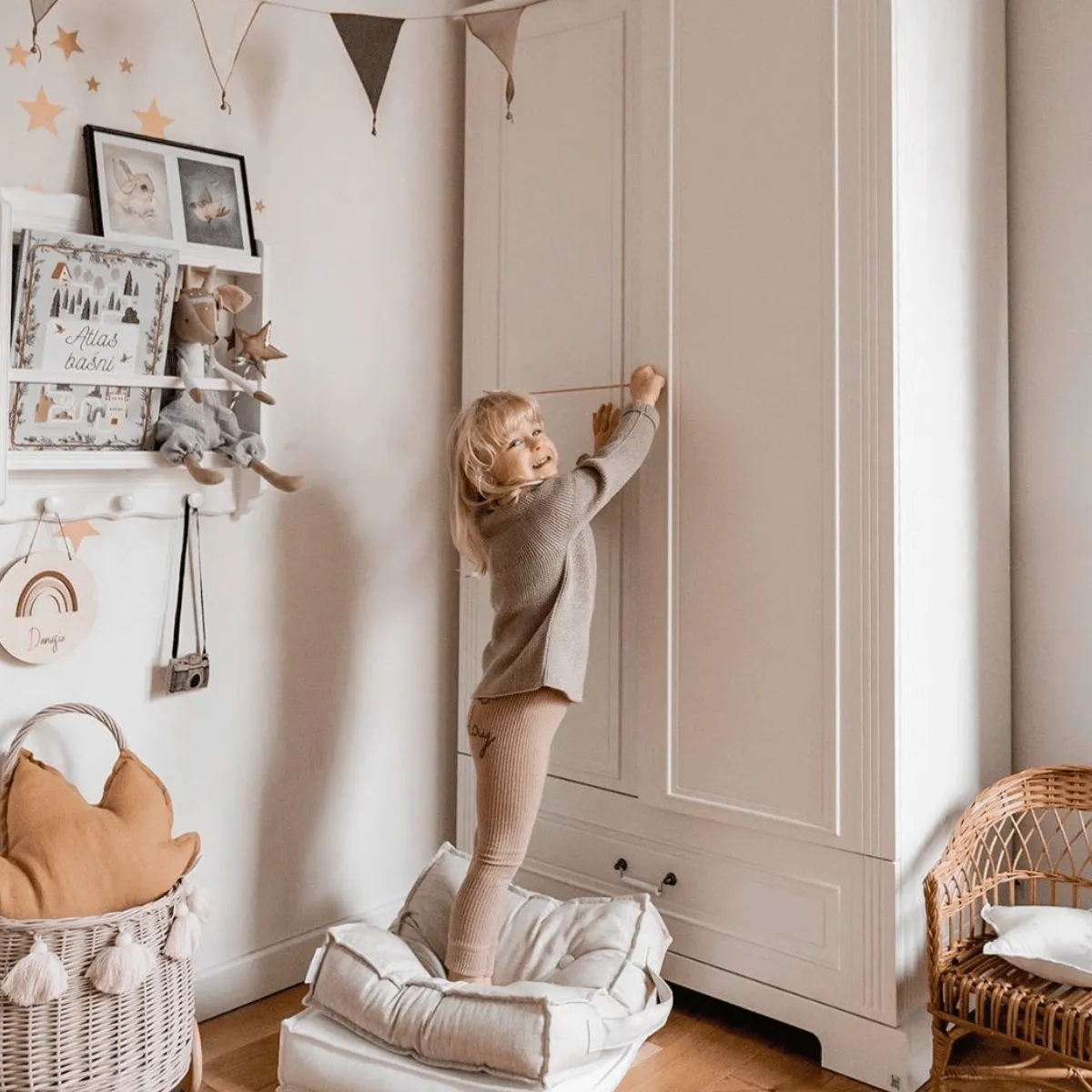 Szafa Bellamy Ines Elegant White biała klasyczna do pokoju dziecka