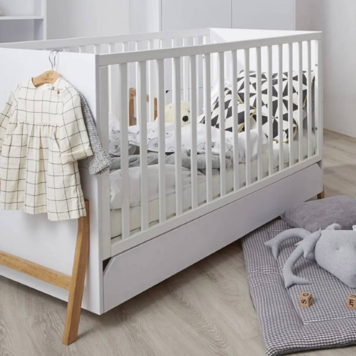 Łóżeczko dziecięce Bellamy Lotta białe z szufladą w pokoju dziecka