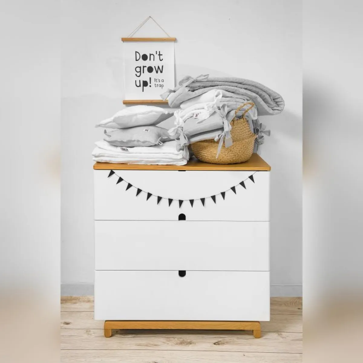 Komoda dziecięca Bellamy Nomi biała z 3 szufladami i przewijakiem do pokoju dziecka