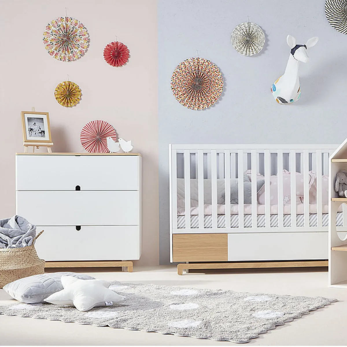 Komoda dziecięca Bellamy Nomi przy łóżeczku niemowlaka