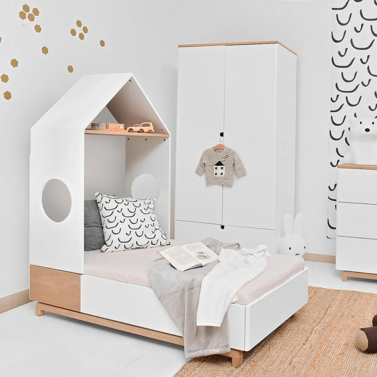 Regał domek Bellamy Nomi w pokoju dziecka