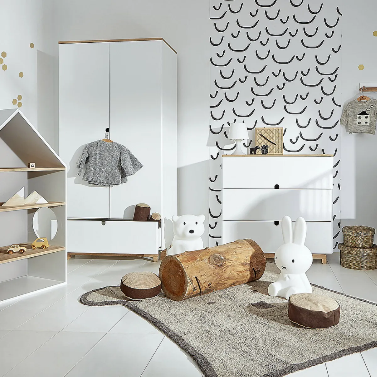 Szafa dziecięca Bellamy Nomi biała z szufladą, półkami i drążkami do pokoju dziecka
