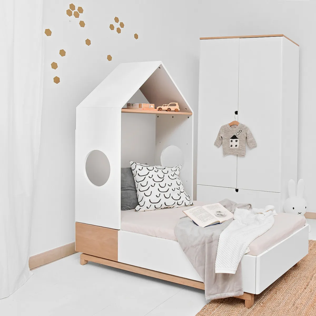 Szafa Bellamy Nomi biała w pokoju dziecka aranżacja