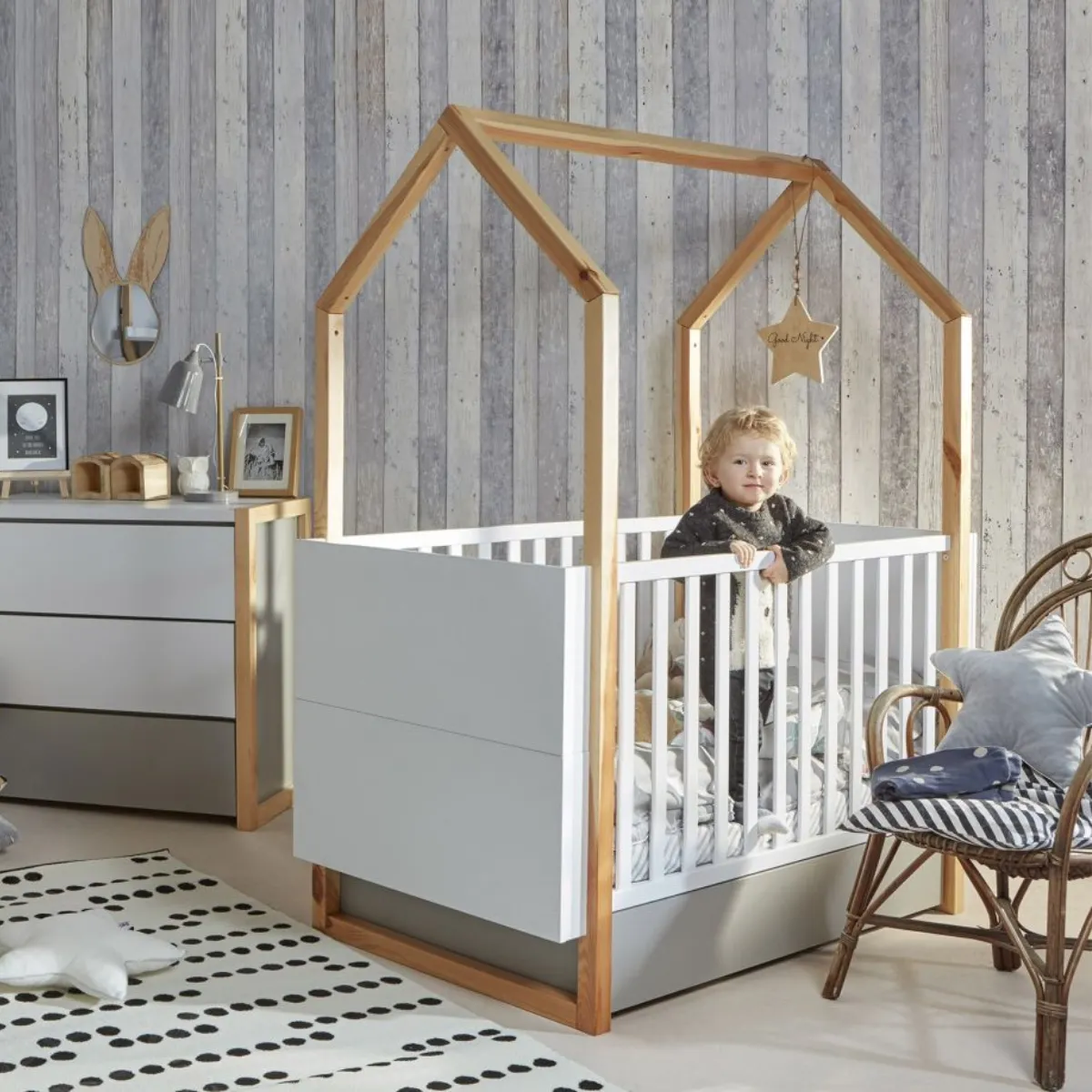 Łóżeczko dziecięce Pinette Bellamy 140x70 w kształcie domku do pokoju niemowlaka