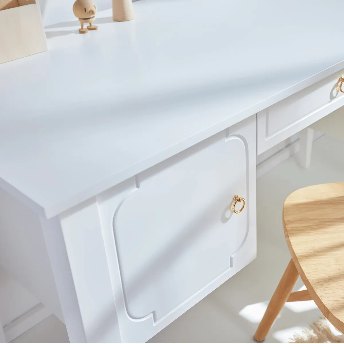 biurko dziecięce Bellamy Royal białe w pokoju dziecka