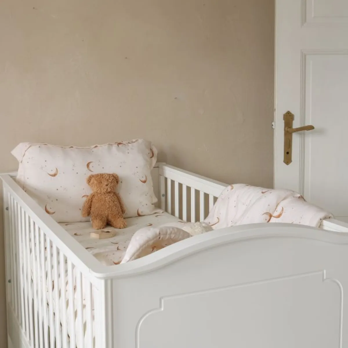 łóżeczko dziecięce Bellamy Royal Latte w pokoju dziecka