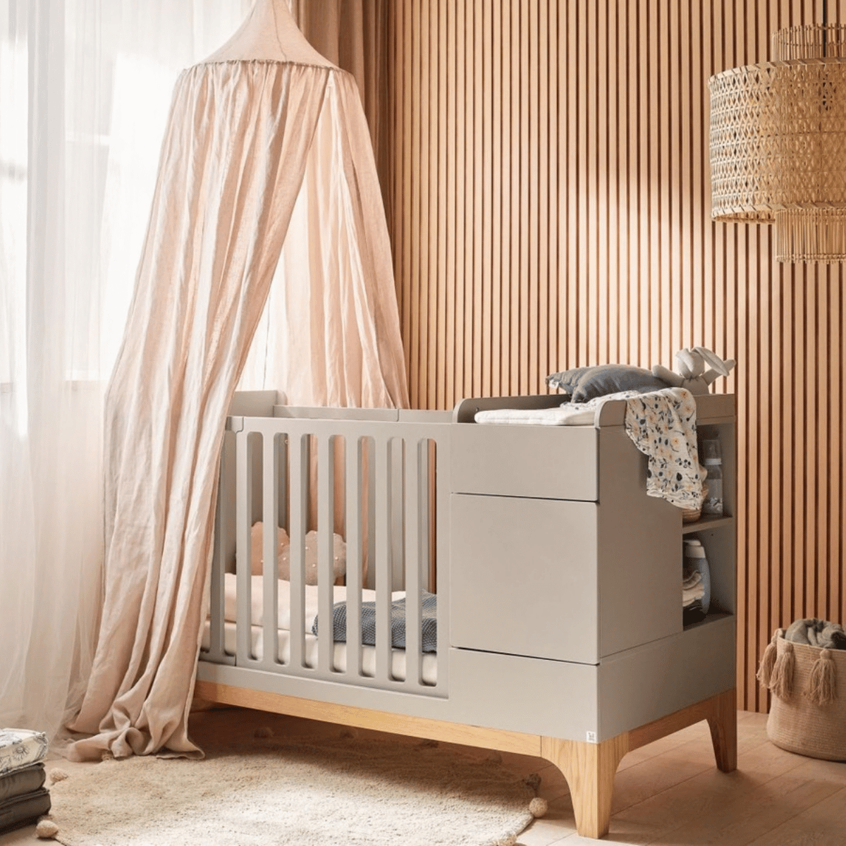 Szare łóżeczko niemowlęce Bellamy UP 70x120 z przewijakiem i komodą