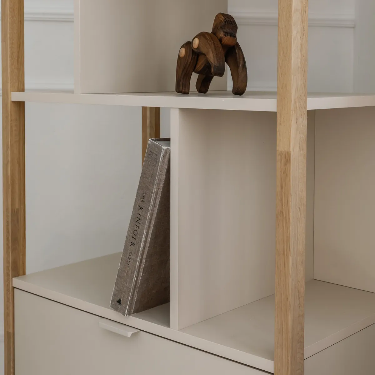 regał Versa Tall w pokoju dziecka