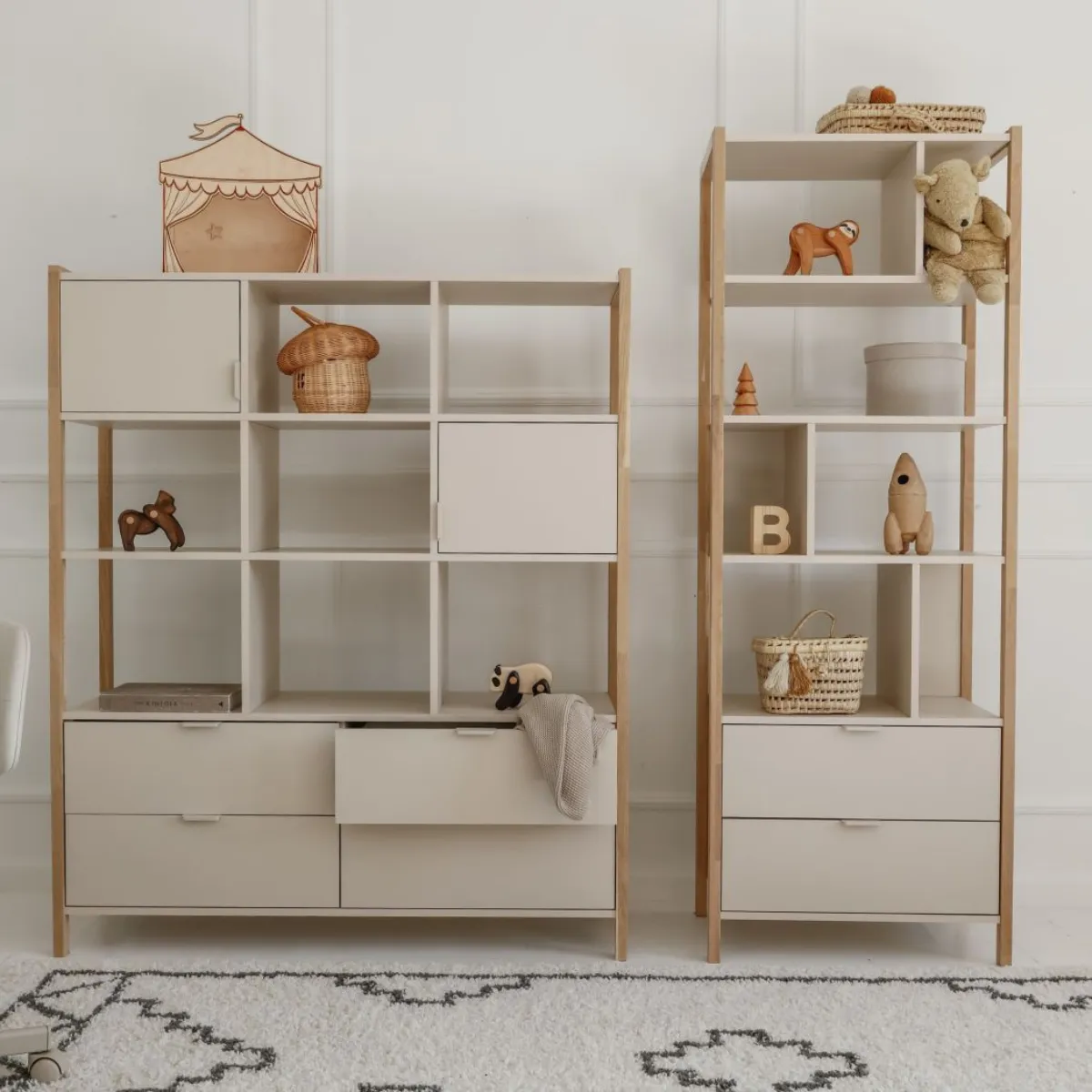 regał wysoki do pokoju dziecka Versa Tall latte