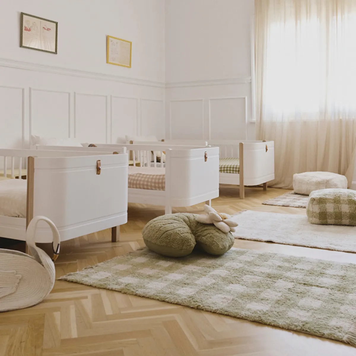 zielony dywan w kratkę vichy do pokoju niemowlaka