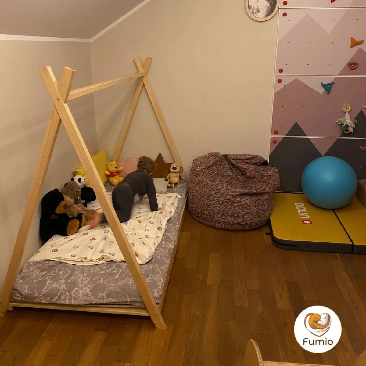 Białe drewniane łóżko dziecięce TIPI w pokoju dziecka
