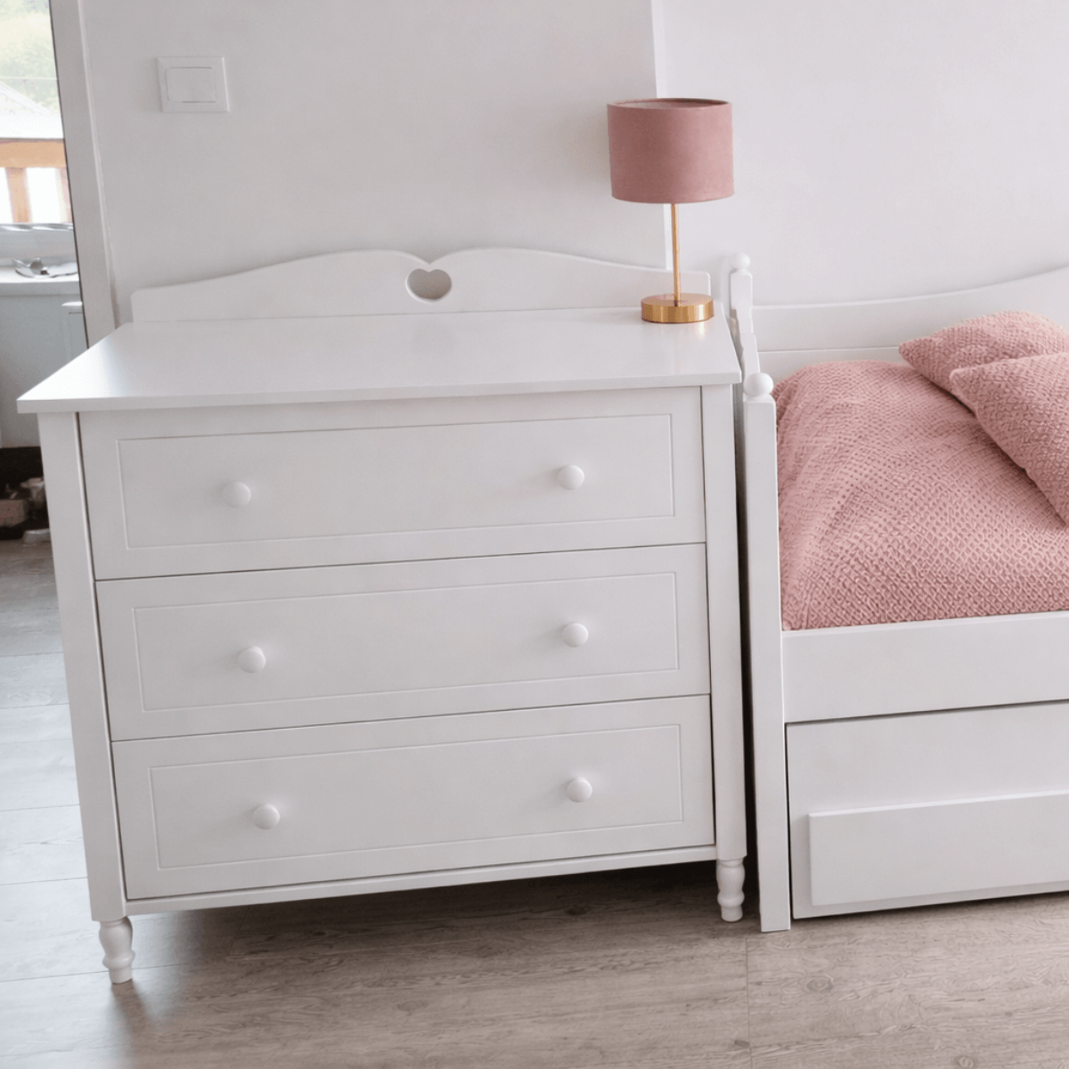 biała komoda glamour z szufladami do pokoju dziewczynki