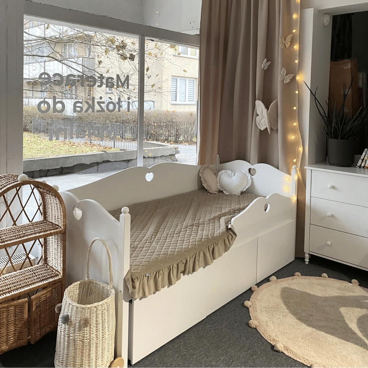 Łóżko dziecięce GLAMOUR 90x200 z szufladami w pokoju dziewczynki