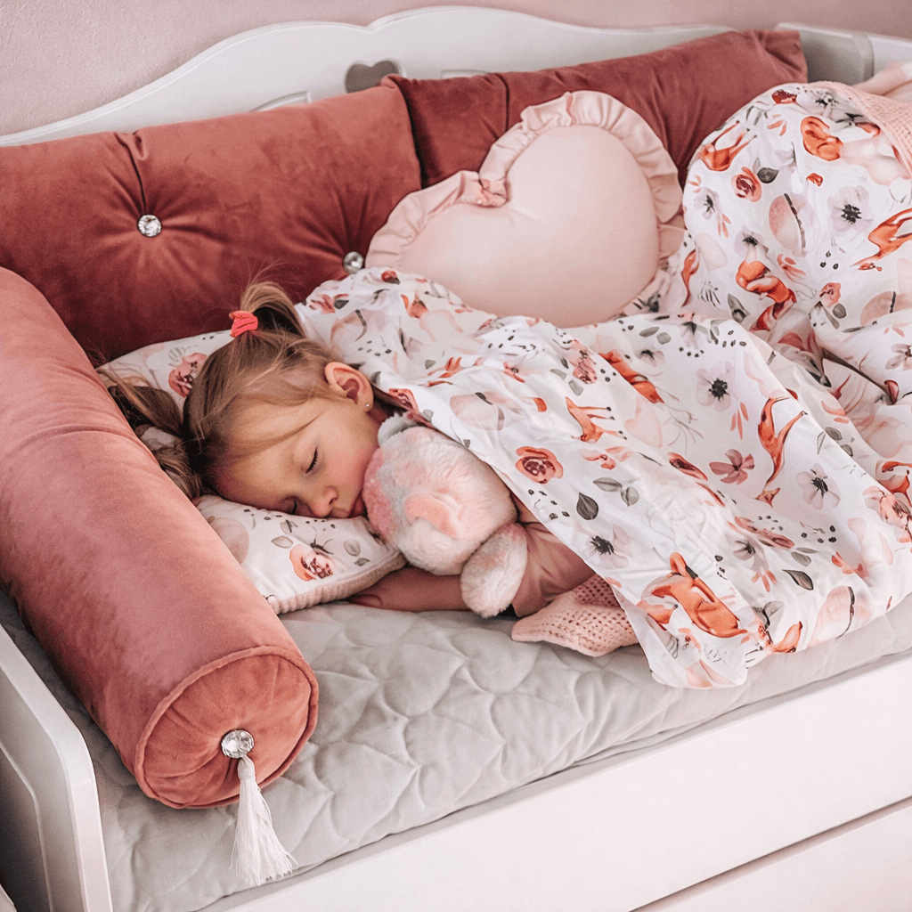 Białe łóżko sofa dla dziewczynki HEART z wycięciem serca i barierką ochronną