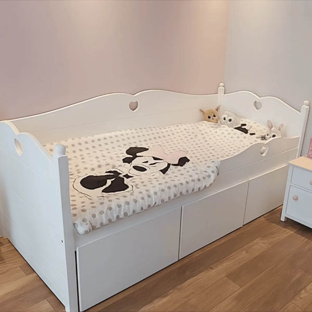 Białe łóżko GLAMOUR 90x200 z szufladami w pokoju dziewczynki