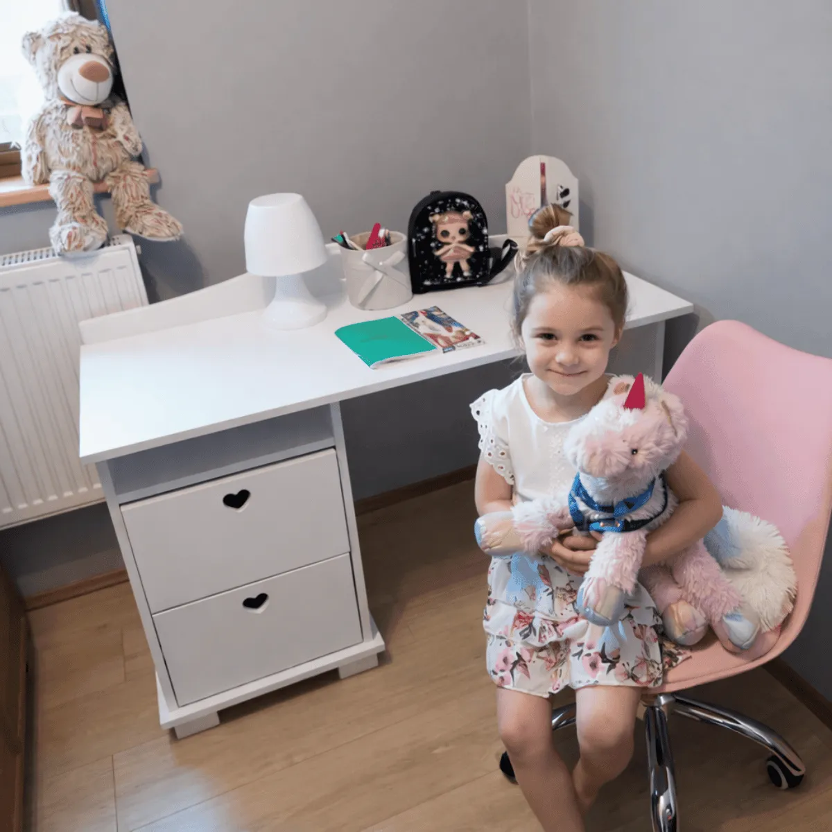 Biurko dla dziewczynki HEART z serduszkami w aranżacji pokoju dziecka