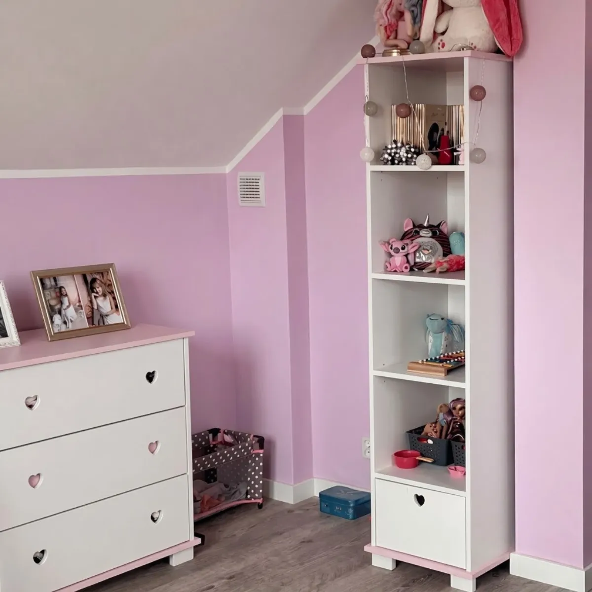 Regał dziecięcy dla dziewczynki HEART w aranżacji pokoju dziecka