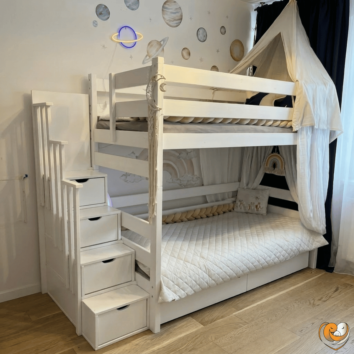 Drewniane łóżko piętrowe PESTO w aranżacji pokoju dziecka