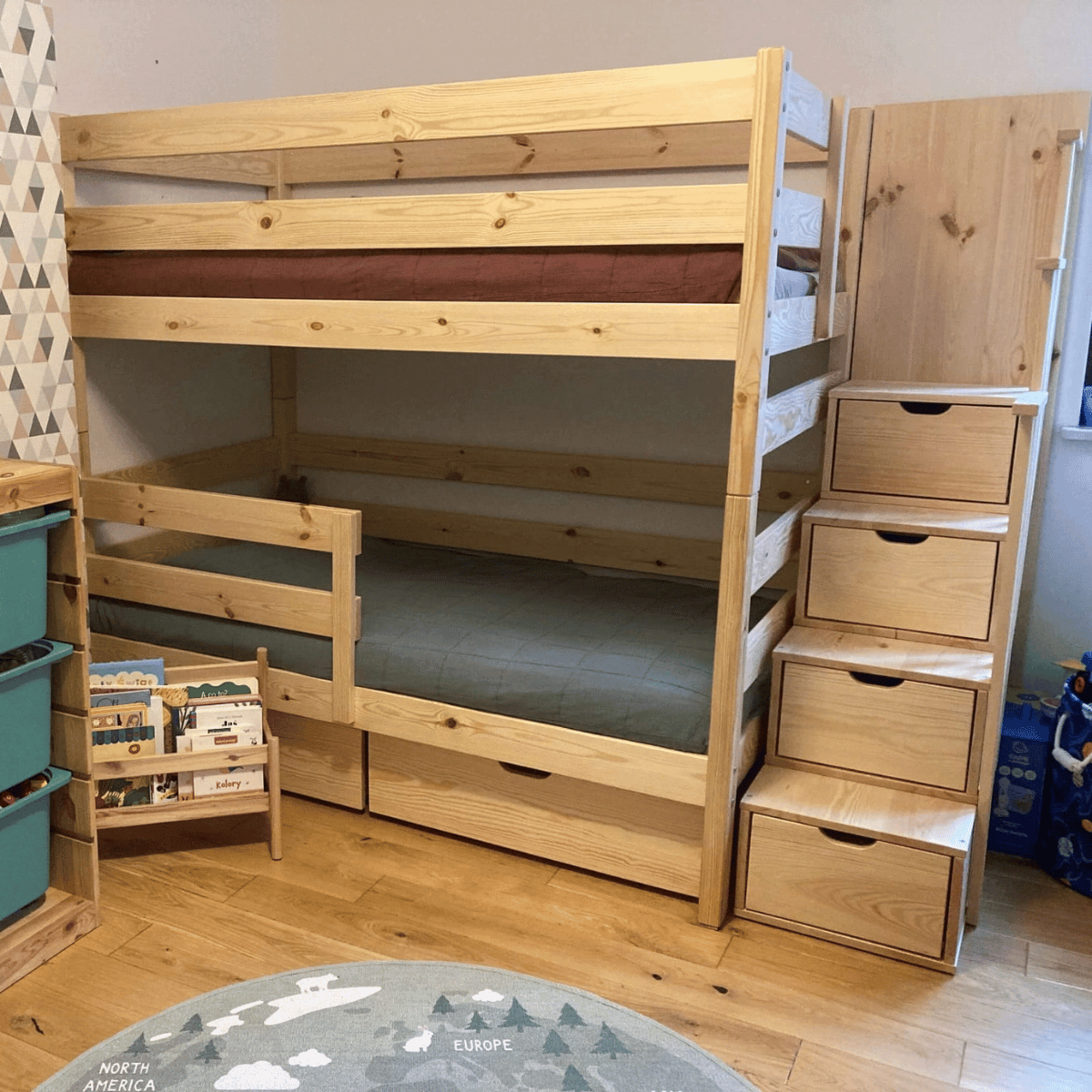 Łóżko piętrowe PESTO w pokoju dziecięcym
