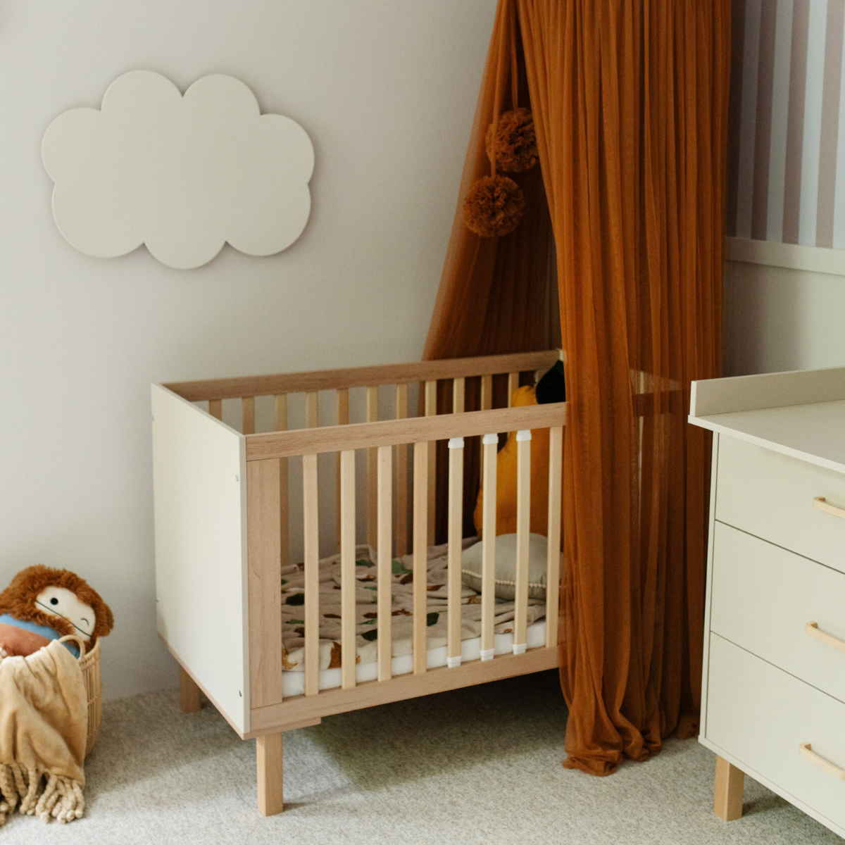 Łóżeczko dziecięce LAURA 120x60 szampan buk LittleSky do pokoju niemowlaka