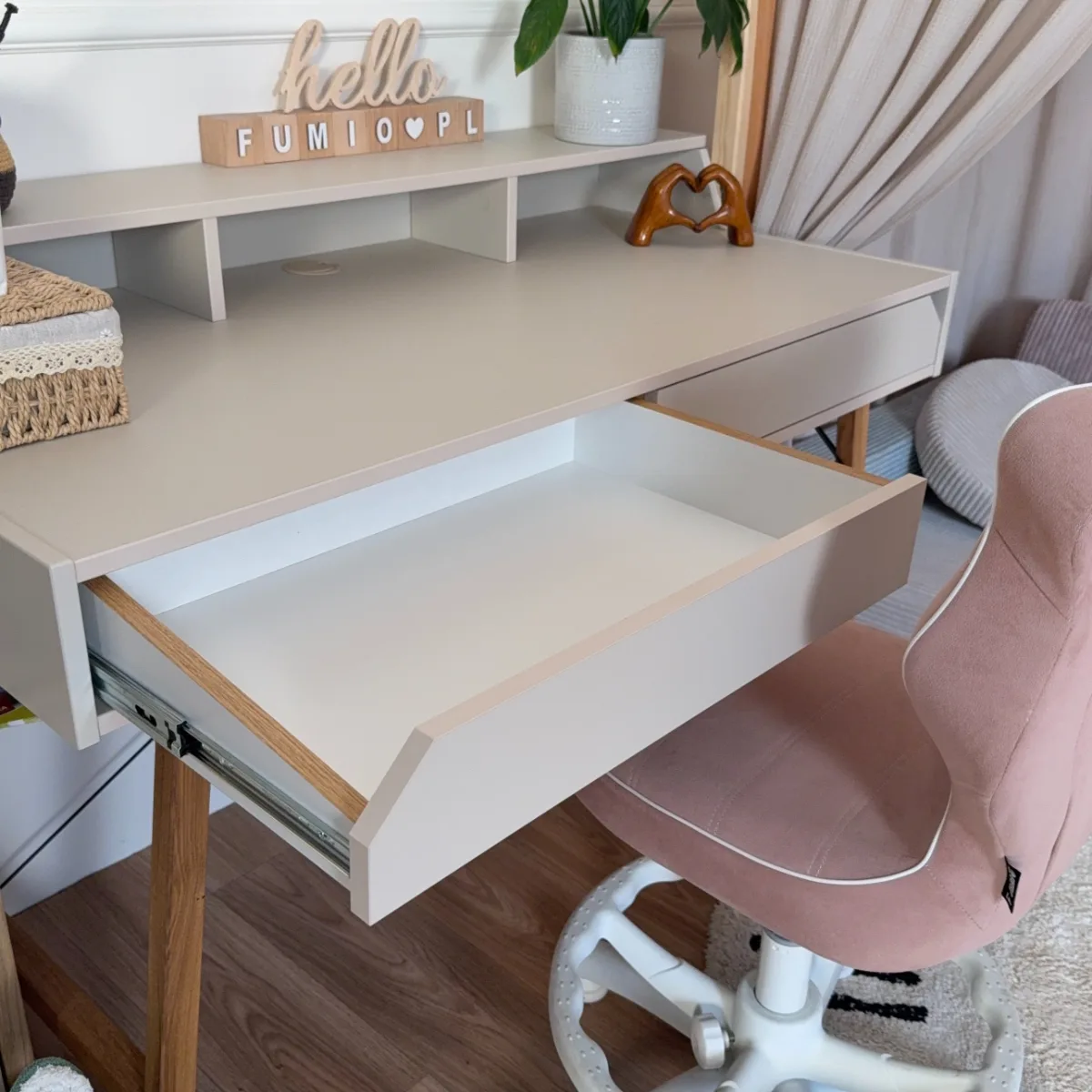 Biurko Bellamy Lotta latte z nadstawką i pojemną szufladą na prowadnicach