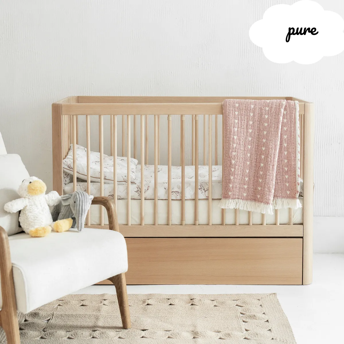 Łóżeczko bukowe Pure 60x120 w pokoju niemowlaka