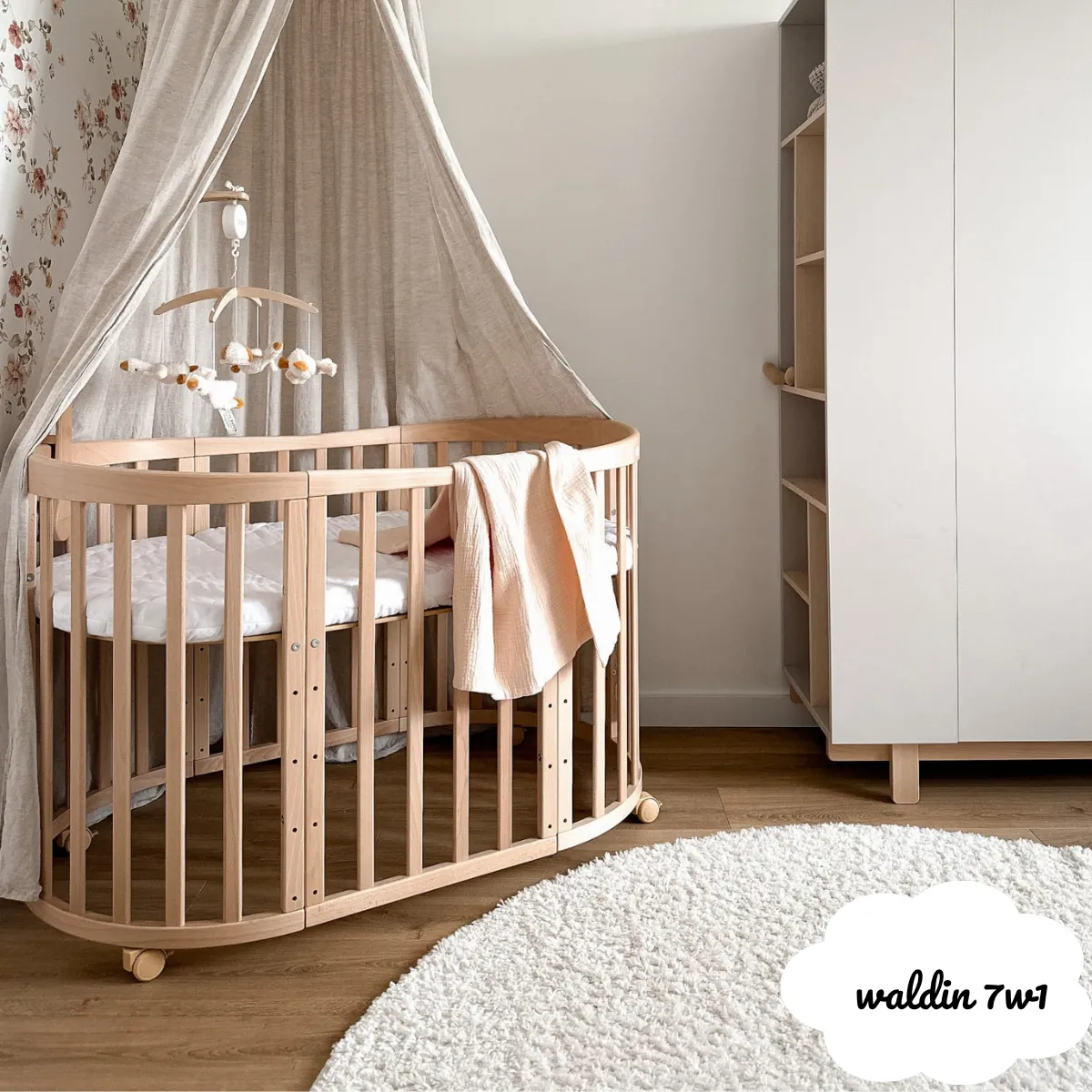 Łóżeczko bukowe Waldin 7w1 w pokoju niemowlaka