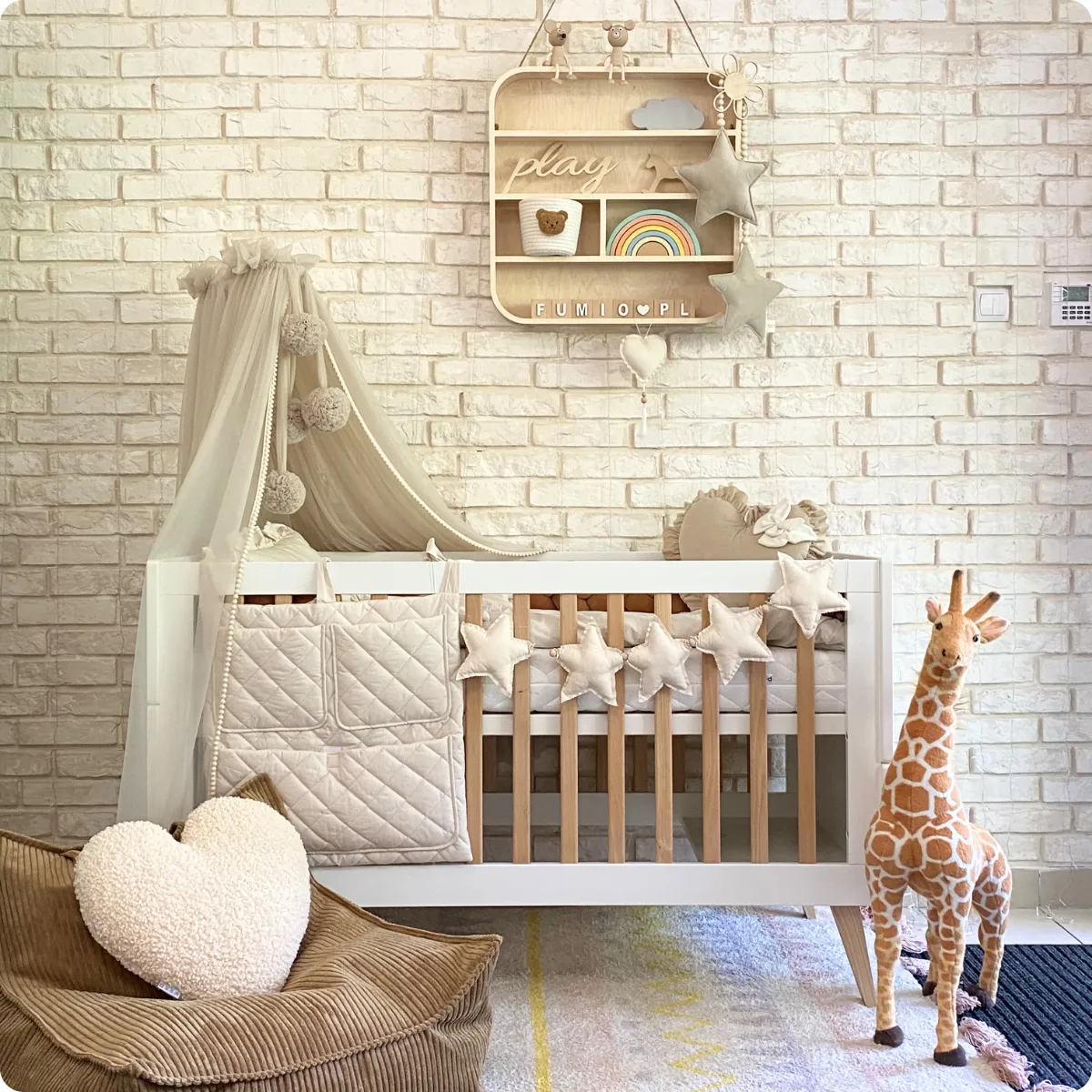 Łóżeczko Pinio Swing 70x140 w aranżacji pokoju dziecka