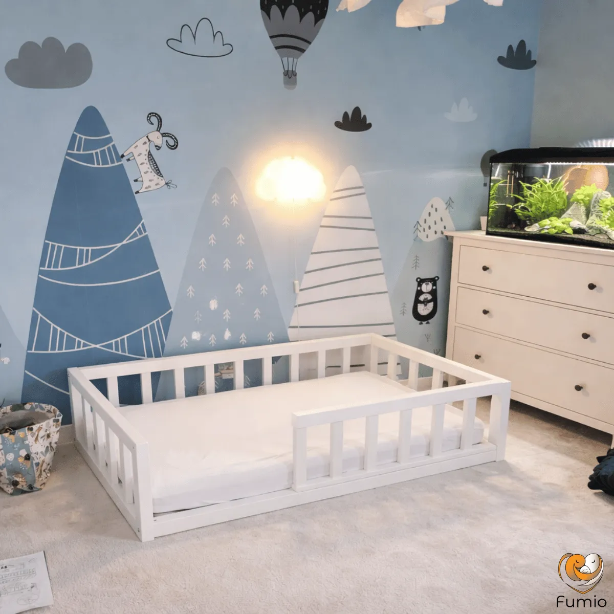 Białe łóżko BUKI Floor Bed z drewna bukowego i okrągłymi szczebelkami dla dziecka