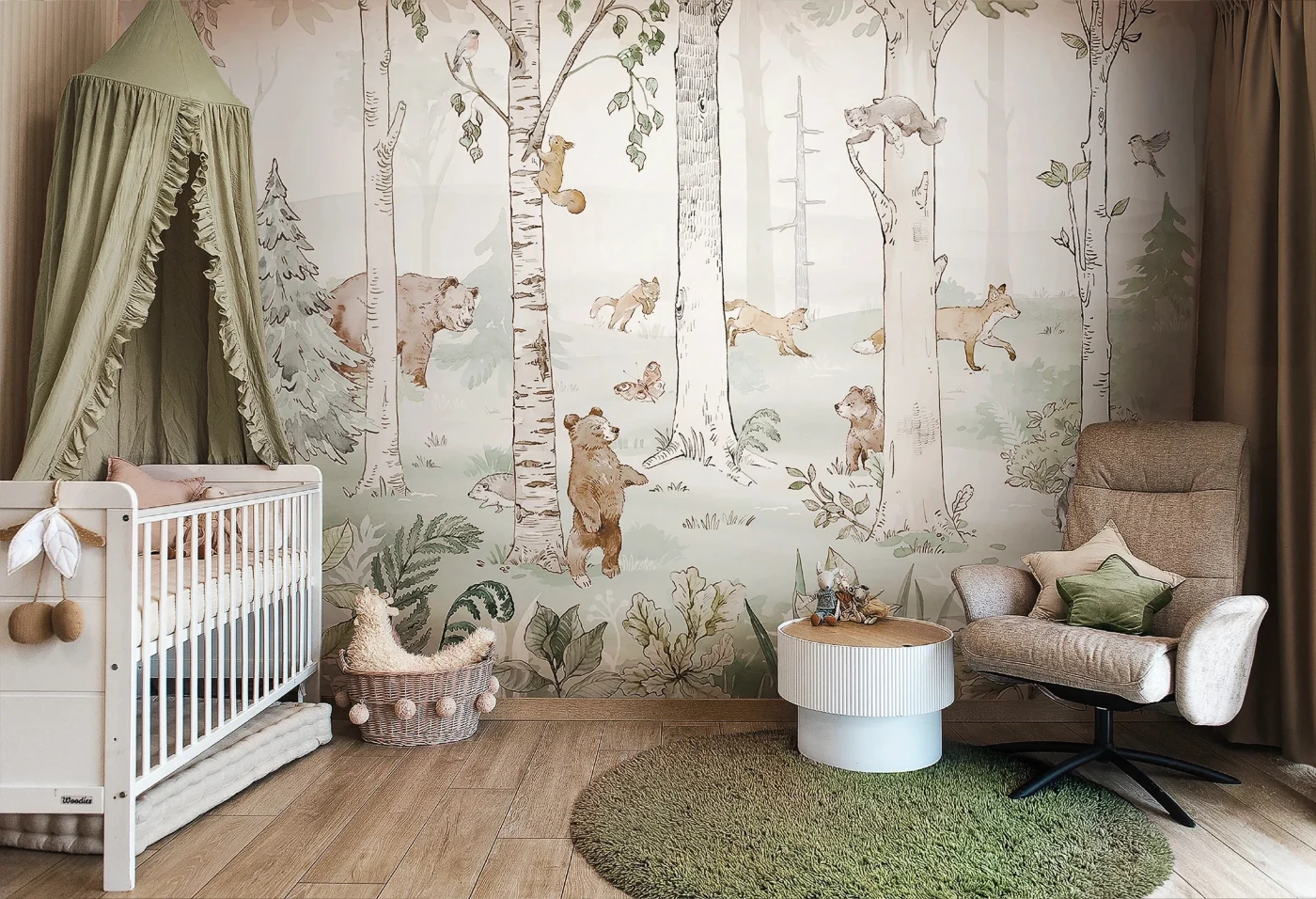 Tapeta Hello Teddy Green Malumi z misiami i brzozowym lasem w zielonej aranżacji pokoju dziecka