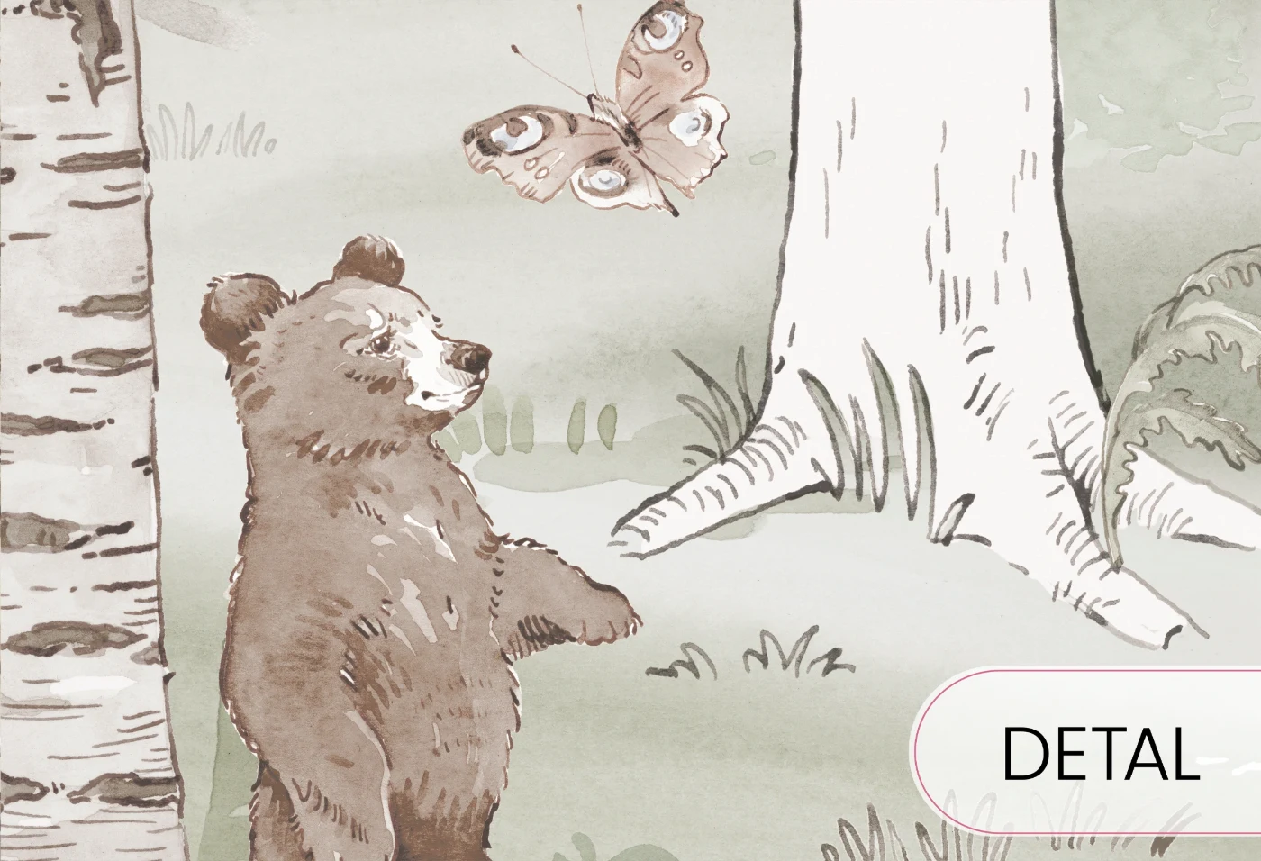 Detal tapety Hello Teddy Khaki Malumi – miś przyglądający się motylowi w brzozowym lesie