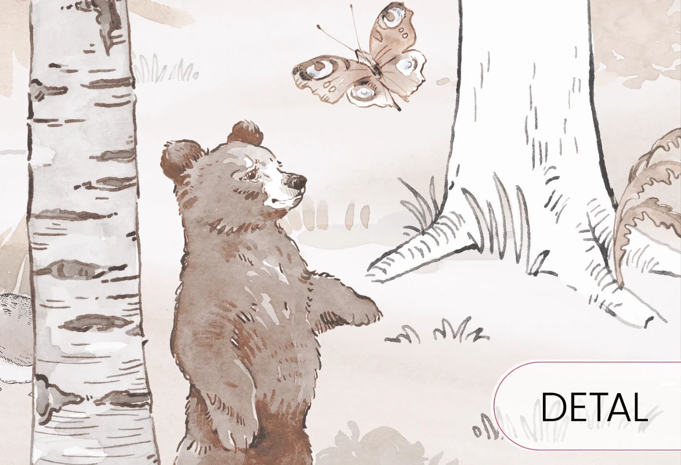 Detal tapety Hello Teddy Sepia Malumi – miś i motyl w brzozowym lesie w odcieniach sepii