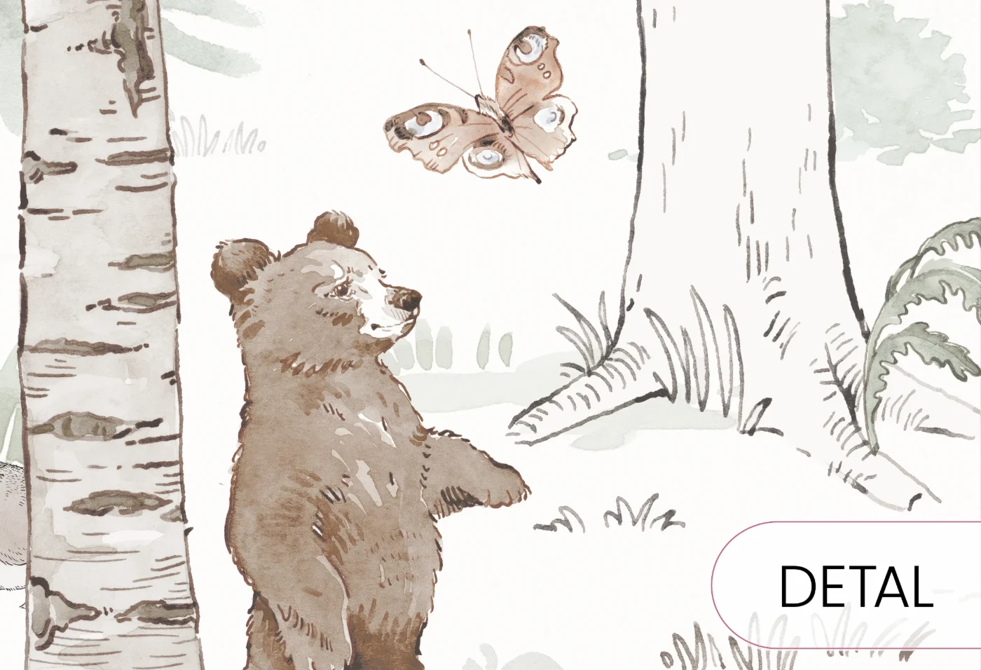Detal tapety Hello Teddy White Malumi – miś przyglądający się motylowi w brzozowym lesie