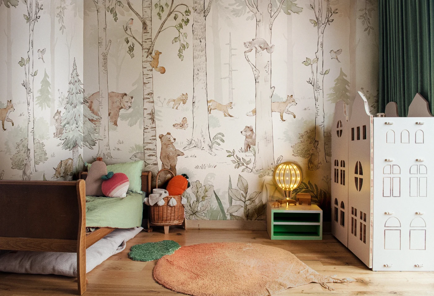 Tapeta Hello Teddy White Malumi z misiami i brzozowym lasem w aranżacji pokoju dziecka
